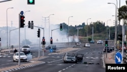 图为2023年10月7日,以色列南部斯德洛特地区,加沙地带哈马斯武装分子大规模渗透后的一个路口。(路透社)