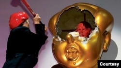 高兟在莫斯科康定斯基当代艺术颁奖晚会上做行为艺术表演《剩下的是骷髅》2008年 (照片由高兟的弟弟高强提供)