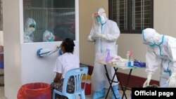 COVID 19 ရောဂါရှိမရှိ swab နမူနာယူ စစ်ဆေးပေးနေတဲ့ မြင်ကွင်း။ (ဓာတ်ပုံ - MRTV- စက်တင်ဘာ ၁၈၊ ၂၀၂၀)