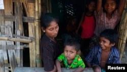 စစ်တွေမြို့ရှိ ရွာတရွာမှ မိသားစုပုံ။ (မတ်လ ၂၀၁၄)