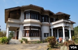 掸王宫的主楼是一幢砖石结构的双层建筑,建筑风格有些东西合璧。(美国之音朱诺拍摄,2013年02月19日)