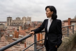 前国际刑警组织主席孟宏伟的妻子高歌在法国里昂接受美联社采访后拍照。(2021年11月18日)