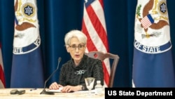 美国副国务卿谢尔曼在国务院举行记者会(2021年11月17日)