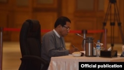 ခြောက်ပွင့်ဆိုင်ဆွေးနွေးပွဲမှာ တိုင်းရင်းသား ကိုယ်စားလှယ် အဖြစ် တက်ရောက်တဲ့ ဒေါက်တာအေးမောင်။