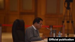 ခြောက်ပွင့်ဆိုင် ဆွေးနွေးပွဲ တိုင်းရင်းသား ကိုယ်စားလှယ်အဖြစ် တက်ရောက်တဲ့ ဒေါက်တာအေးမောင်။