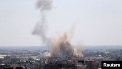 2014年8月8日目击者说是以色列飞机轰炸了加沙南部后升起的浓烟。
