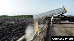 စားသုံးရန်မသင့်တဲ့ ဆန်တွေကို အိုင်ဗရီကိုစ့် ဖ ျက်ဆီး။ (Courtesy Photo -GhanaWeb)