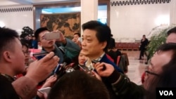 2017年3月3日下午政协大会结束后,中国全国政协委员、媒体人崔永元接受媒体采访。(艾伦拍摄)