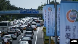 资料照:北京一街道为中非合作论坛的召开插满旗帜。(2018年9月3日)