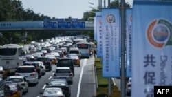 资料照：北京一街道为中非合作论坛的召开插满旗帜。（2018年9月3日）