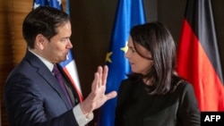 2025年2月15日,美国国务卿马尔科·卢比奥和德国外交部长安娜莱娜·贝尔伯克在慕尼黑举行的慕尼黑安全会议期间交谈。美国和德国是同意继续为乌克兰达成强有力和平协议的七国集团成员之一。