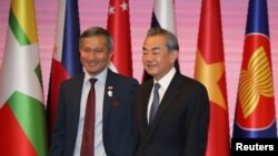 资料照:中国外长王毅与新加坡外长维文在泰国举行的东盟外长会议上见面。(2019年8月2日)