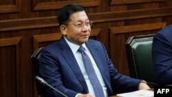 ရုရှားကာကွယ်ရေးဝန်ကြီးဌာနက ထုတ်ပြန်ထားတဲ့ မြန်မာစစ်ခေါင်းဆောင် ဗိုလ်ချုပ်မှူးကြီးမင်းအောင်လှိုင်နဲ့ ရုရှားကာကကွယ်ရေးဝန်ကြီးတို့ မော်စကိုနိုင်ငံမှာ တွေ့ဆုံစဥ်။ (မတ်လ ၅၊ ၂၀၂၅) 