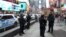 Nhân viên cảnh sát đứng gác ở quảng trường Times, Manhattan, New York, ngày 27/12/2015.