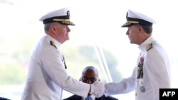 新任美军印太司令部司令的萨缪尔·帕帕罗(Samuel Paparo)海军上将(左)在美国檀香山举行的交接仪式上与即将卸任的海军上将约翰·阿奎利诺(John Aquilino)握手。2024年5月3日。