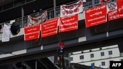 စစ်အာဏာသိမ်းမှုကို ဆန့်ကျင်ဆန္ဒပြကြတဲ့ ရန်ကုန်မြို့ခံများ။