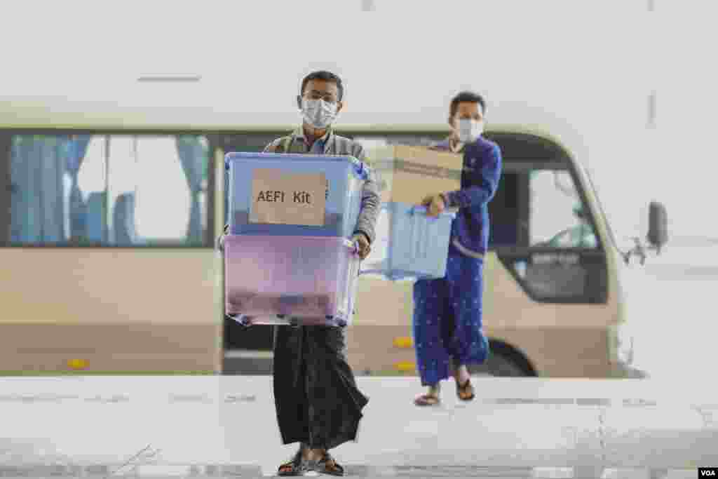 တတိယအကြိမ် လွှတ်တော် တက်ရောက်မည့် ပြည်သူ့လွှတ်တော် ကိုယ်စားလှယ်များကို COVID ကာကွယ်ဆေး စတင် ထိုးနှံသည့် မြင်ကွင်း။ (ဇန်နဝါရီ ၂၉၊ ၂၀၂၁)