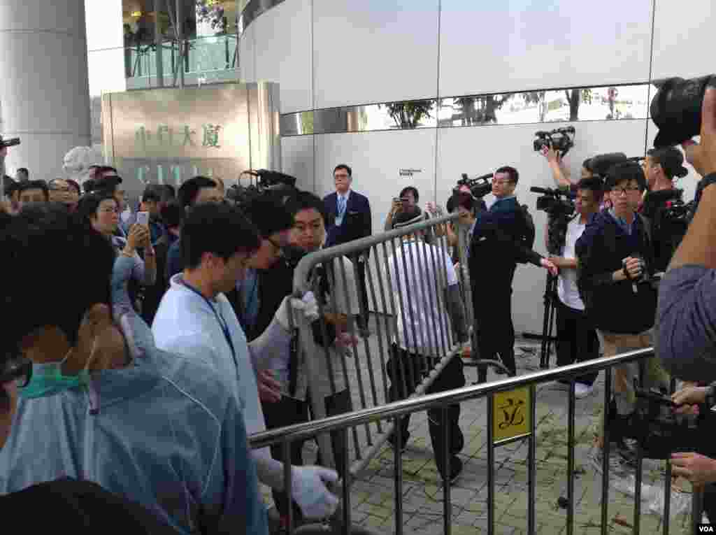 高等法院执达主任在金钟中信大厦展开清理障碍物行动(美国之音海彦拍摄)