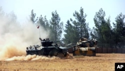 在土耳其-叙利亚边界附近的土耳其军队坦克和装甲车(2016年8月23日)