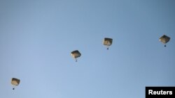 美军开始在加沙空投援助物资。(2024年3月2日)