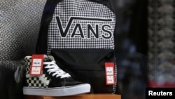 在巴西圣保罗一家橱窗里展示的美国运动鞋品牌“范斯”(Vans)运动鞋和包包。(2019年8月29日)