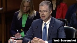 美国总统拜登提名的国务院主管东亚及太平洋事务的助理国务卿康达(Daniel Kritenbrink)2021年6月15日出席参议院外交关系委员会有关他的人事提名确认听证会。(参议院外委会听证会直播网络视频截图)