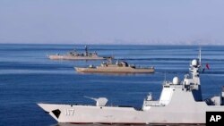 资料照 - 伊朗陆军2019年12月28日发布的照片显示,伊朗、俄罗斯和中国海军举行的三国联合海上演习的第二天,三国的军舰正在阿曼海上航行。面临来自华盛顿的前所未有的经济制裁,德黑兰一直在寻求加强与北京和莫斯科的军事合作。照片由美联社提供。