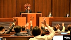 香港立法会5月27日以40票赞成、两票反对,绝大比数三读通过修改选举制度的条例草案 (美国之音/汤惠芸)