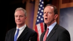 资料照:(右)共和党联邦参议员图米(Sen. Pat Toomey, R-PA)和(左)民主党联邦参议员范.荷伦(Sen. Chris Van Hollen, D-MD)在记者会上发言。(2017年7月12日)