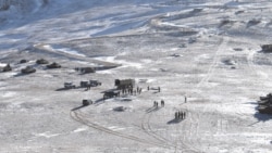 资料照片:印度军方提供的照片显示中国和印度士兵撤离两军在拉达克对峙地区的情景。(2021年2月15日)