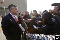 洪博培在北京高等法院外面对记者发表谈话(2011年2月18日)