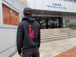 新任民阵召集人陈皓桓获得保释后在荃湾警署外。(民阵脸书网页截图)