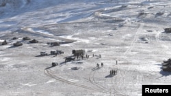 印度军方提供的照片显示中国和印度士兵撤离两军在拉达克对峙地区的情景。(2021年2月15日)