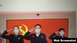 中国公安部副部长孙力军与火线入党的武汉抗疫一线女警察 (美国之音叶兵拍摄推特截图)