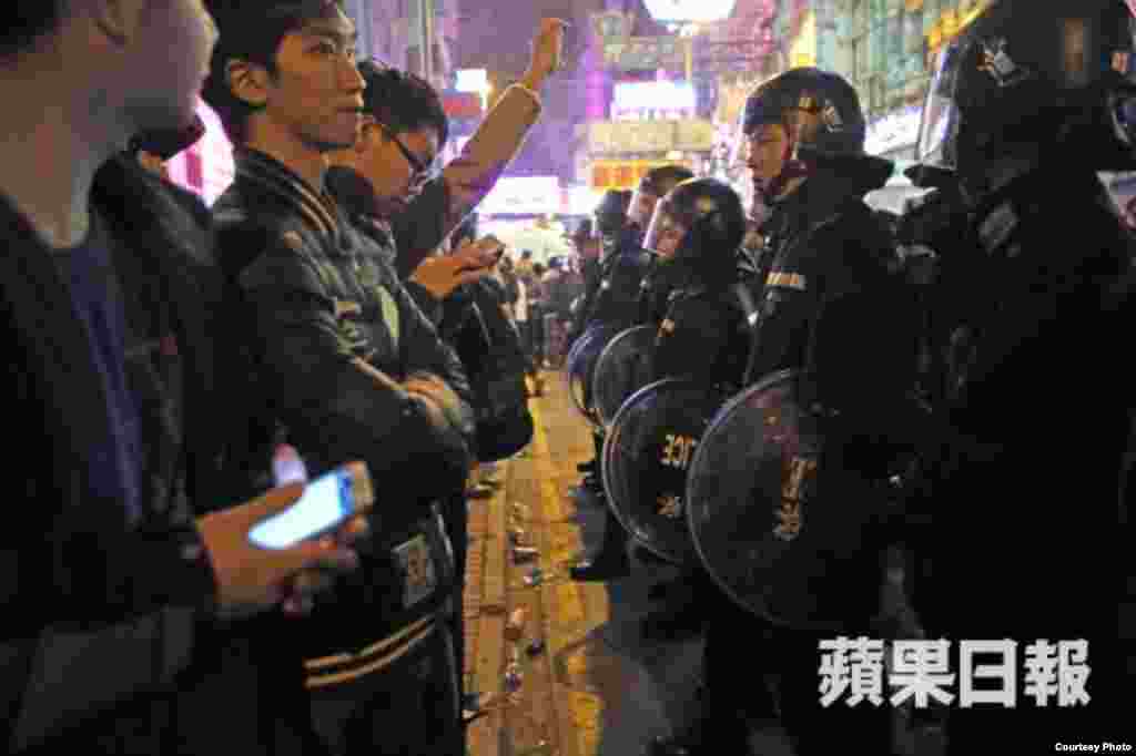 旺角街头夜市大年初一晚爆发激烈警民冲突 (苹果日报)
