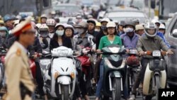 Tư liệu- Cảnh sát giao thông tại một ngã tư ở Hà Nội, ngày 31 tháng 10 năm 2011.