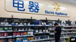 一名男子在北京看数字配件。(2019年5月9日)