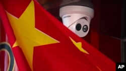 北京一家商店外海康威视摄像头旁的中国国旗。(2019年10月8日)