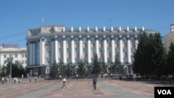 俄罗斯远东布里亚特共和国政府大楼,以及首府乌兰乌德市中心的列宁广场。(美国之音白桦)