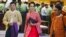 Lãnh tụ dân chủ Aung San Suu Kyi dẫn đầu các nhà lập pháp mới được bầu từ đảng Liên minh dân chủ Toàn quốc NLD của bà vào quốc hội nằm tại thủ đô Naypyitaw, ngày 1/2/2016.