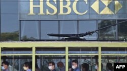 一辆香港公交车经过汇丰银行在香港的分行。(2020年4月28日)