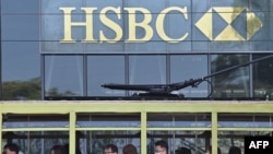 一辆香港公交车经过汇丰银行在香港的分行。(2020年4月28日)