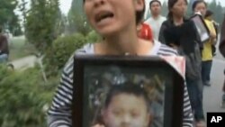一位母亲手捧丧身汶川地震的儿子的照片(2008年资料照片)