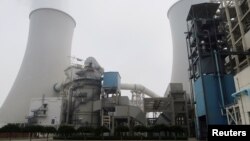 资料照:中国河北省三河电厂的冷却塔。(2019年7月18日)