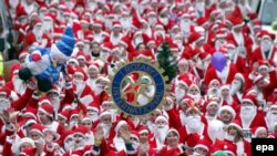 Thousands of Father Christmas from all over the globe take part in the world famous Santa Run in Newtown, Wales, on Sunday 04 December 2005.