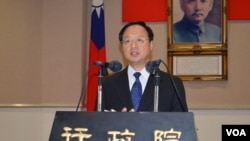 台湾行政院长江宜桦3月24日谈中华民国主权与服贸(美国之音申华拍摄)