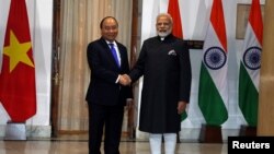 资料照:越南总理阮春福在印度新德里与印度总理莫迪握手。(2018年1月24日)