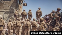 美军人员在卡尔扎伊国际机场为撤离行动提供安全支持(美国海军陆战队2021年8月26日)