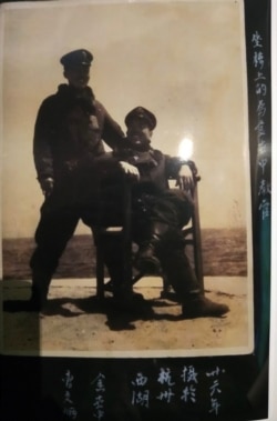 金鹏的爷爷金世中(右)是国民党空军元老,曾任国立北京航空学校两任校长