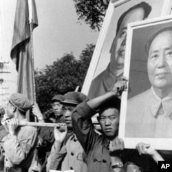 1966年9月红卫兵抬着毛泽东像,手持毛主席语录在北京游行(资料照片)